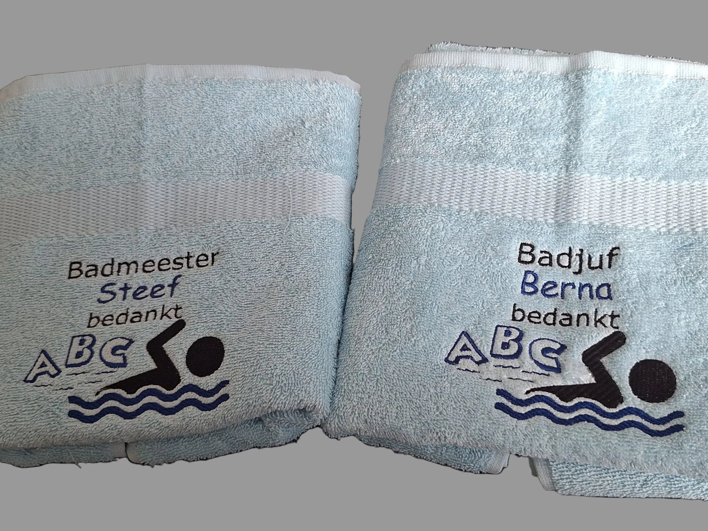 Badmeester bedankt cadeau