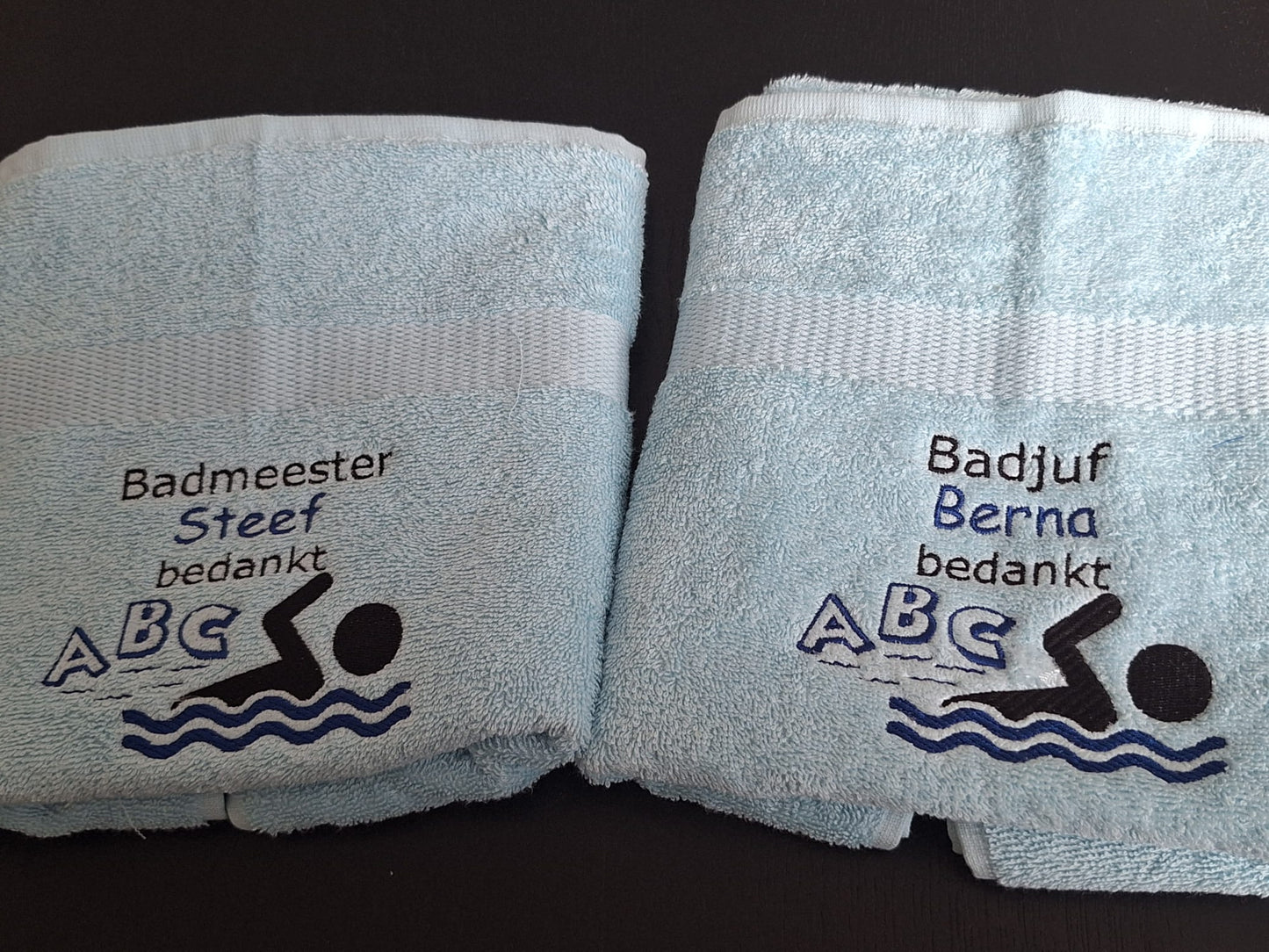 Badmeester bedankt cadeau