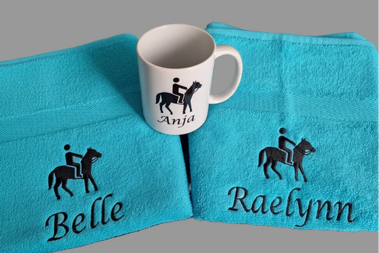 Blauwe handdoek met ruiter en mok met ruiter en naam eronder
