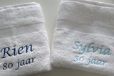 witte handdoek met naam en leeftijd