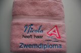 zachtroze handdoek met naam