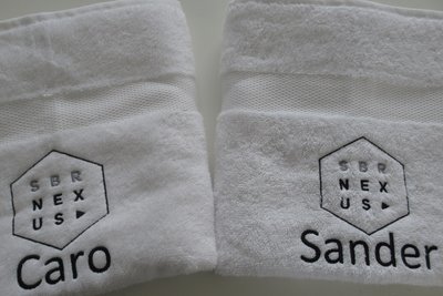 Er is behoefte aan Gemarkeerd Fragiel Handdoek met Bedrijfslogo / Bedrijfsnaam - Borduur Kado