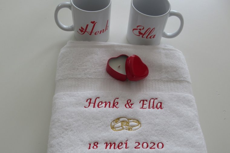 Handdoek met namen en trouwdatum