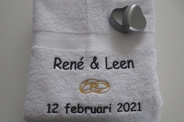 Handdoek met namen en trouwdatum