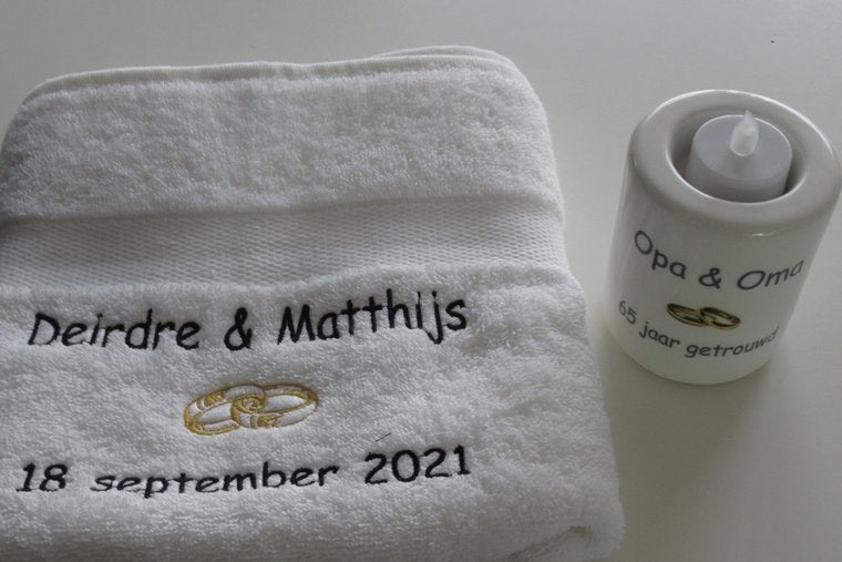 Handdoek met namen en trouwdatum