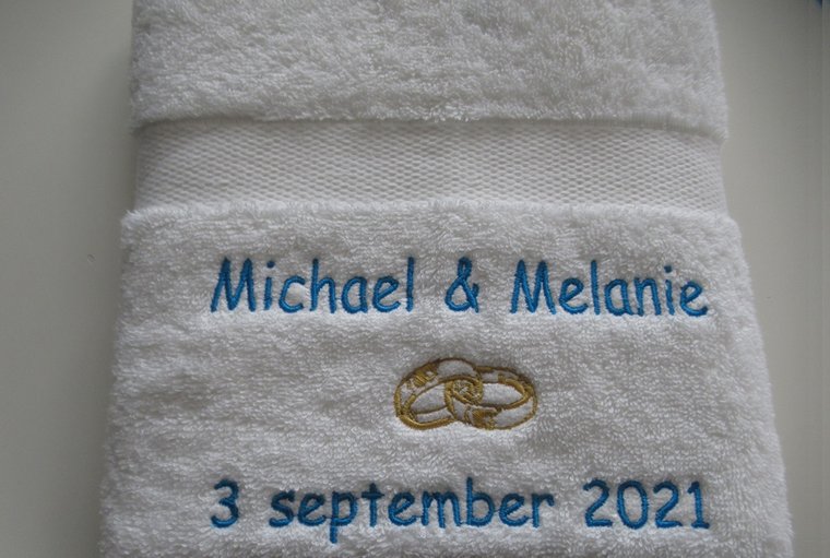 Handdoek met namen en trouwdatum
