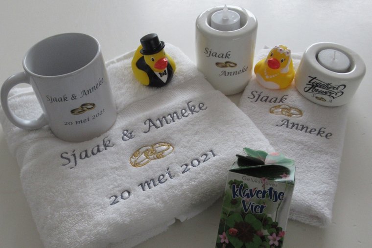Handdoek met namen en trouwdatum