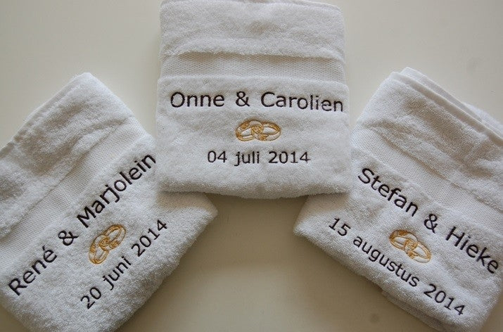 Handdoek met namen en trouwdatum