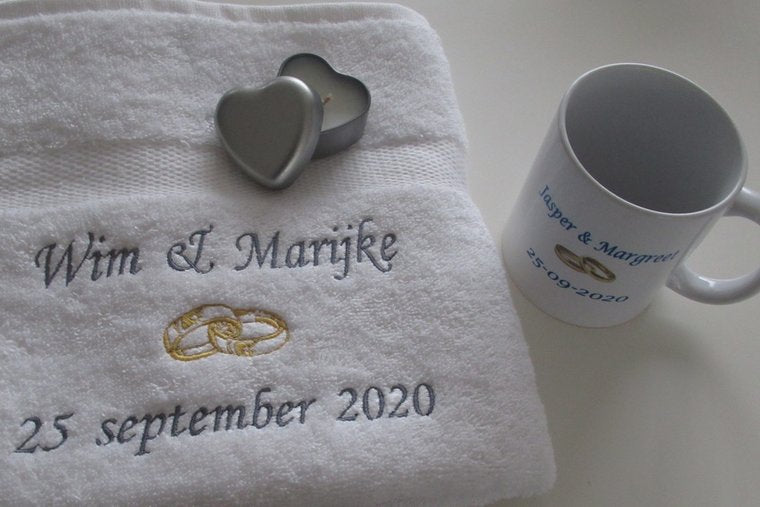 Handdoek met namen en trouwdatum