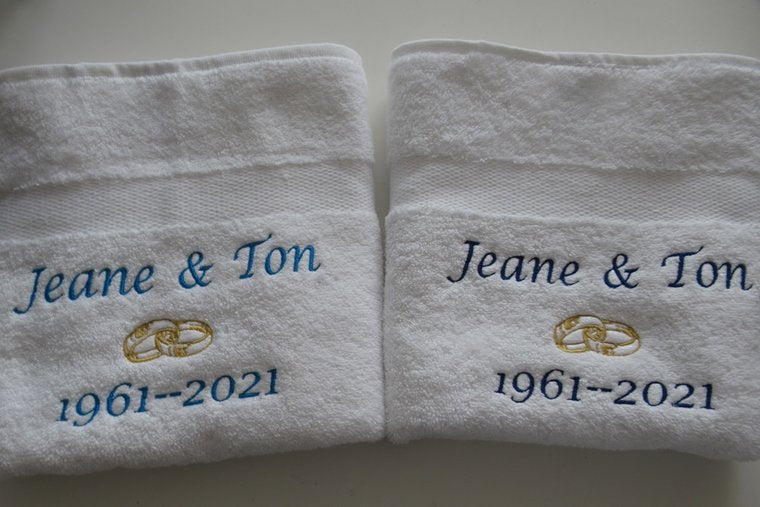 Handdoek met namen en trouwdatum