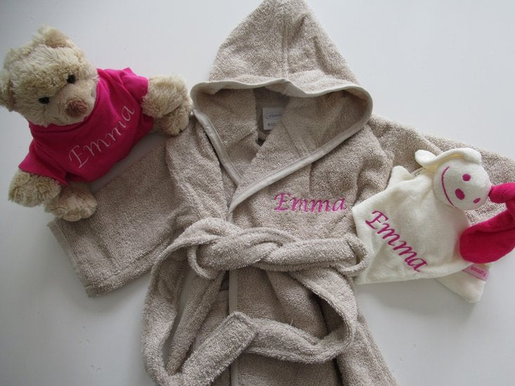Baby badjas kleur Sand stone maat 0-12 mnd met naam op borst geborduurd 