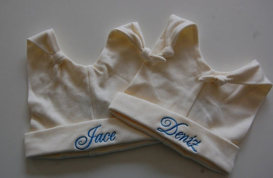 Babymuts met knoopjes