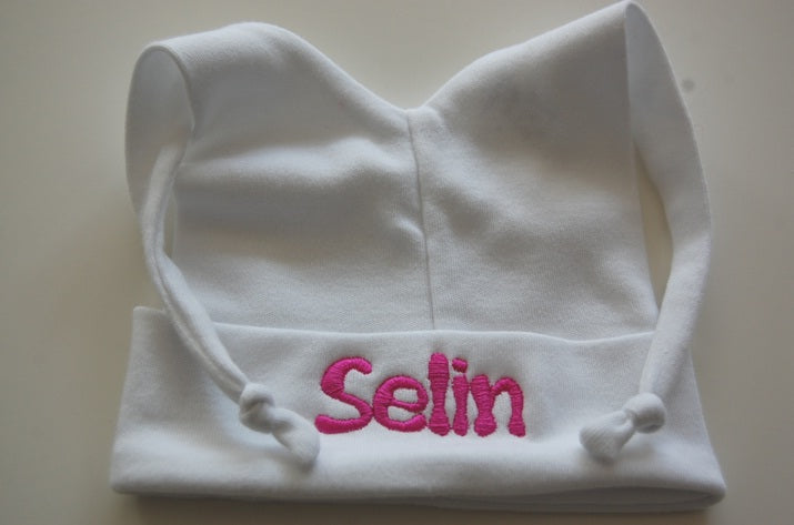 Babymuts met knoopjes met naam