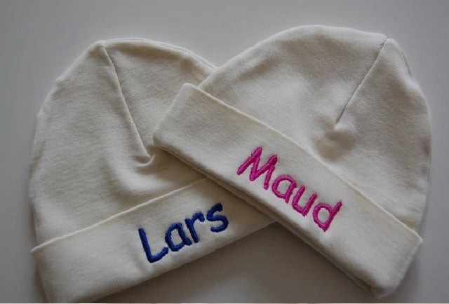 Babymuts met naam ecru