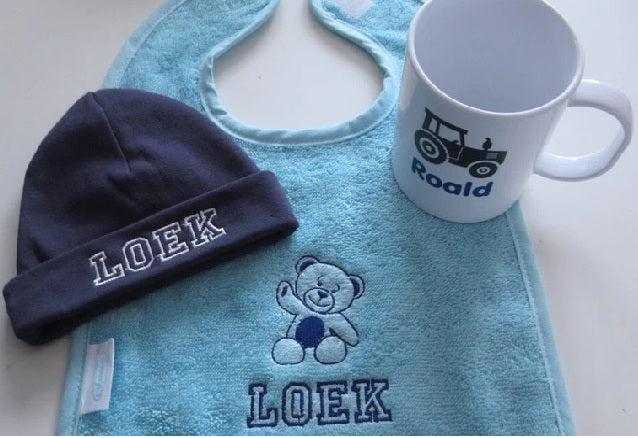 Babymuts met naam navy