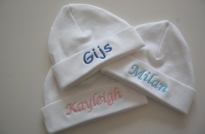 Babymutsje met naam wit maat 50-56