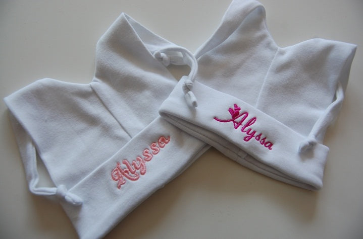 Babymuts met knoopjes bestellen