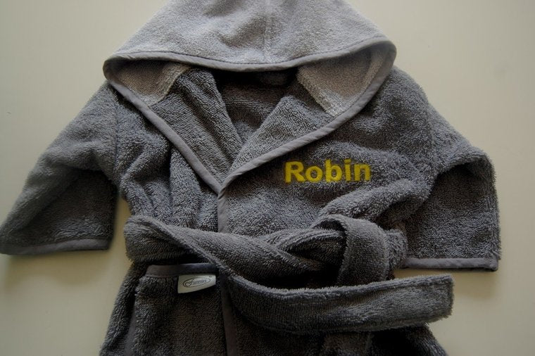 Badjas grijs baby 0-12 maand geborduurd op voorkant borst met naam