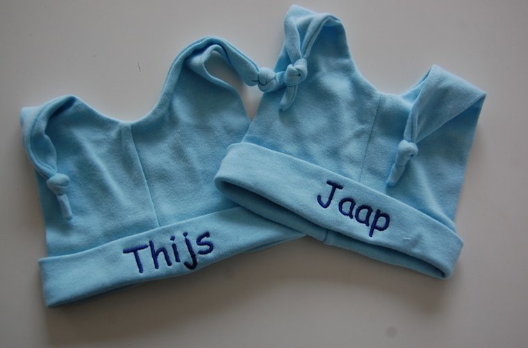Blauwe babymuts met knoopjes