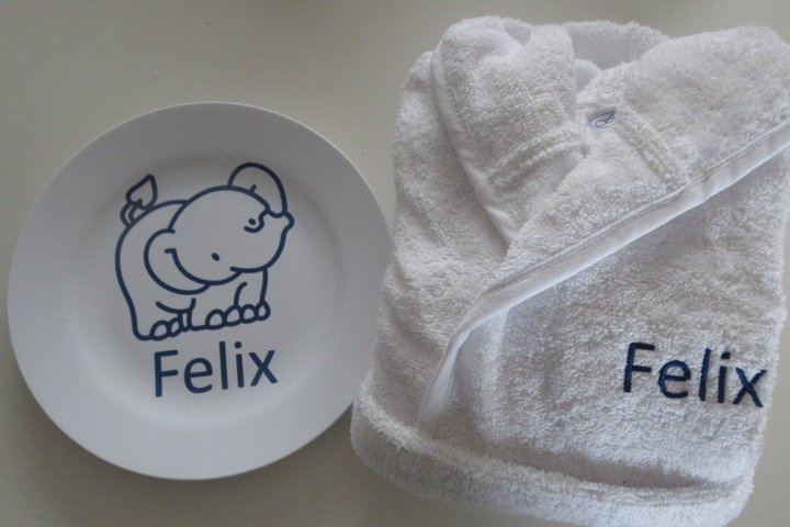 Kinderbord met afbeelding en naam bedrukt met witte babybadjas gepersonaliseerd met naam op borst / voorkant