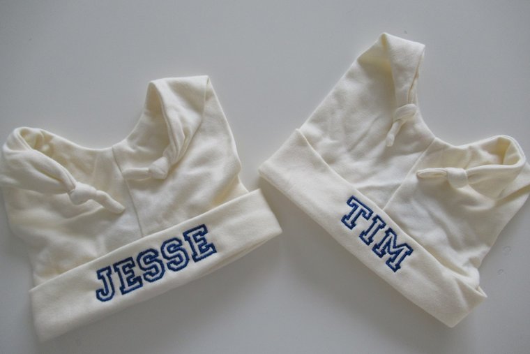 Ecru babymuts met knoopjes