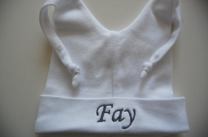 Witte knoopmuts baby