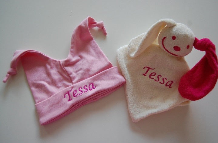 Zacht roze babymuts met knoopjes kopen