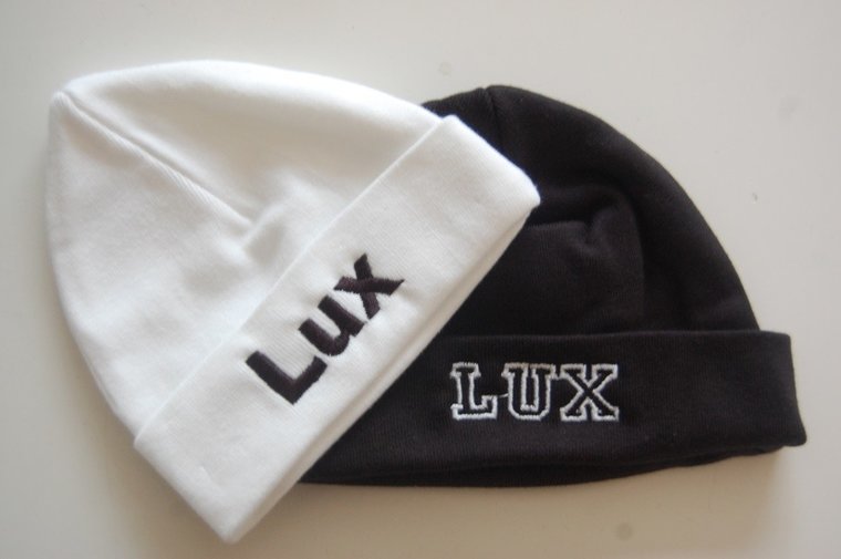 Zwarte babymuts met naam