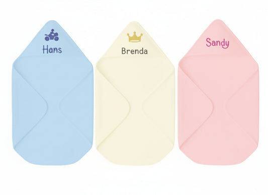Zachte baby badcape met naam geborduurd in diverse kleuren