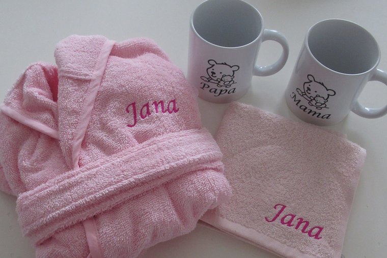Babybadjas roze met naam geborduur donkerroze met spuugdoek en mokken met naam en afbeelding