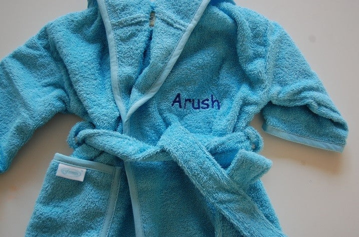 Badjas blauwe maat 0-12 maand oud geborduurd met naam op voorkant