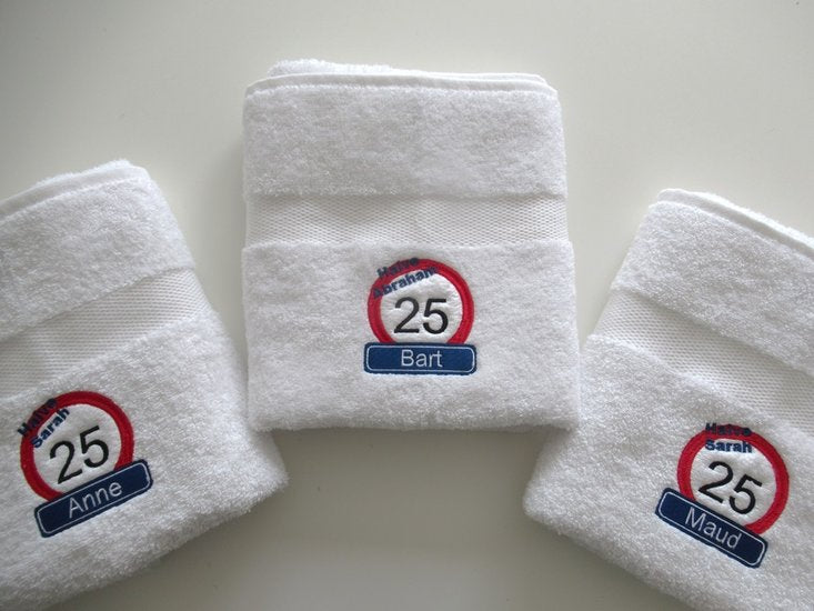 Handdoek met naam en leeftijd in Verkeersbord