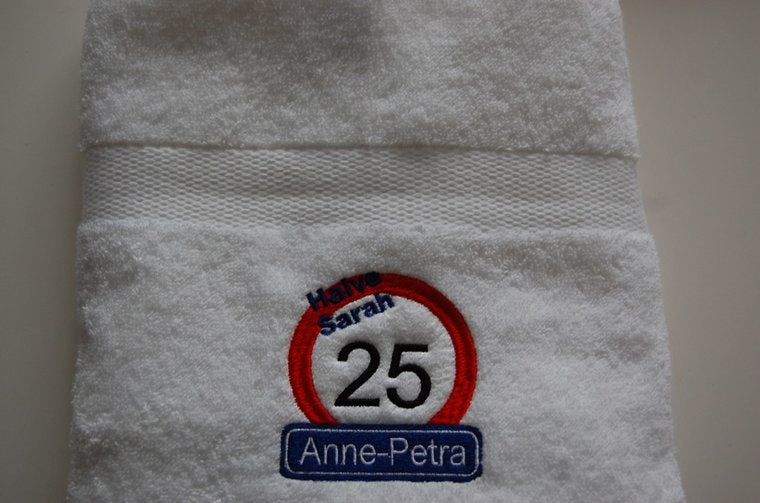 Halve Sarah 25 jaar handdoek met naam