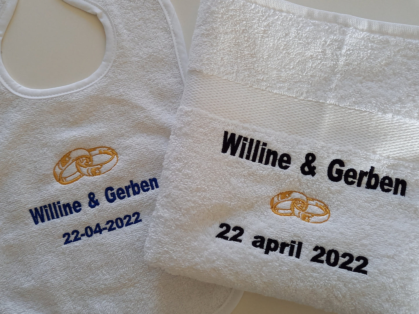 handdoek getrouwd stel met ringen en namen