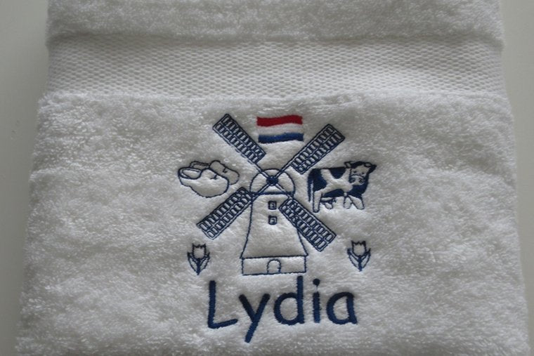 Handdoek met Molen en Naam een Typisch Nederlands Cadeau