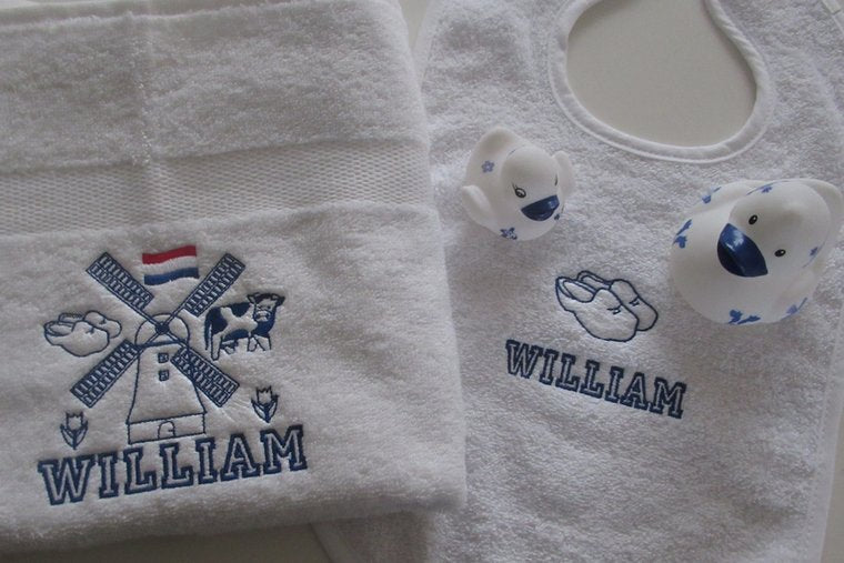 Handdoek met Molen en Naam een Typisch Nederlands Cadeau