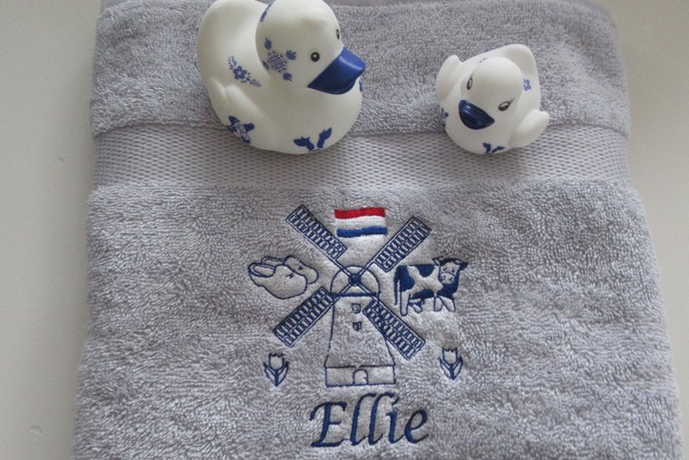 Handdoek met Molen en Naam een Typisch Nederlands Cadeau