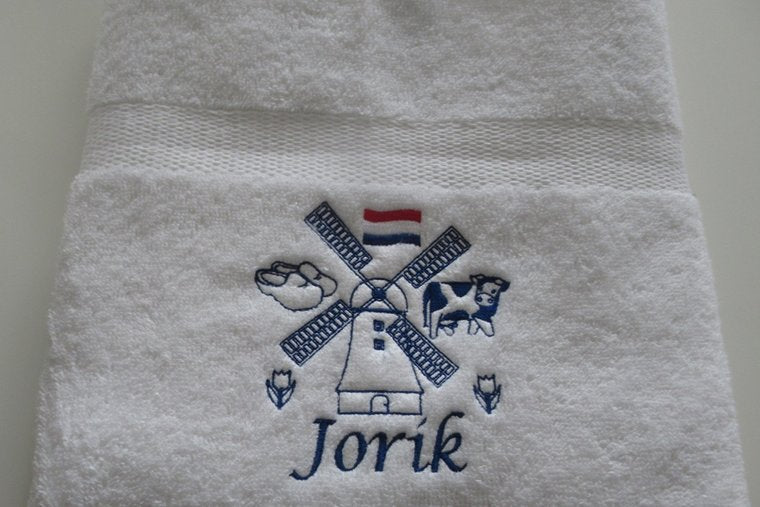 Handdoek met Molen en Naam een Typisch Nederlands Cadeau