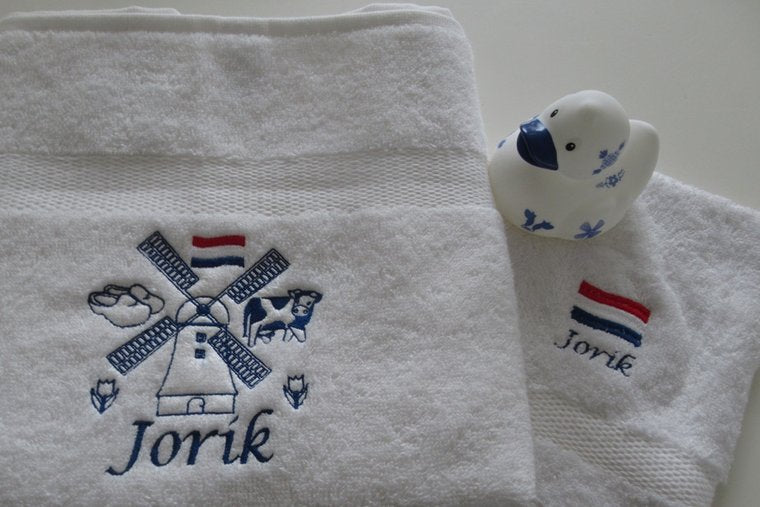 Handdoek met Molen en Naam een Typisch Nederlands Cadeau