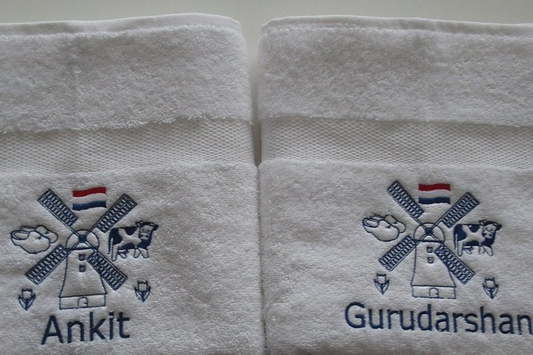 Handdoek met Molen en Naam een Typisch Nederlands Cadeau