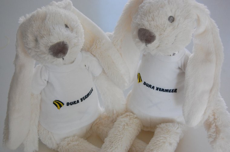 Knuffelkonijn Rabbit Richie met logo