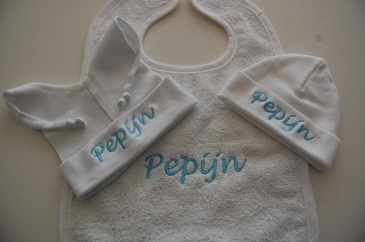 kraamcadeau babymuts knoopjes