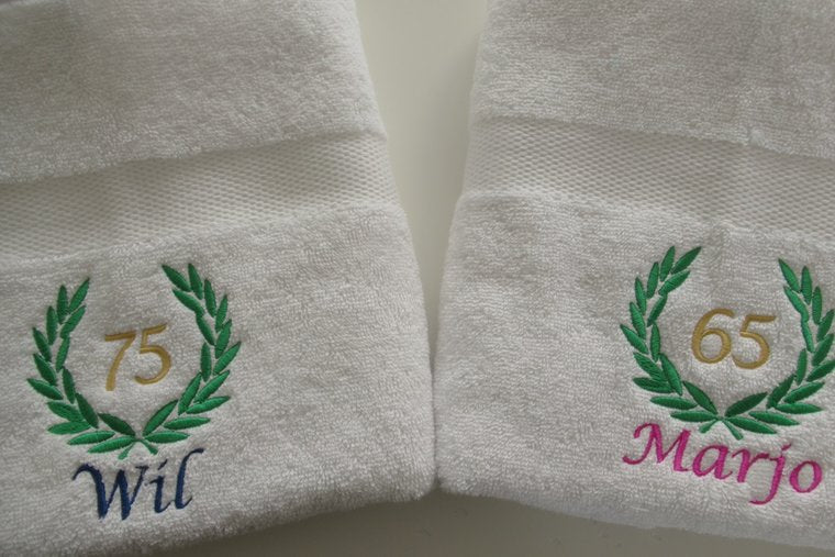 Handdoek met naam en leeftijd in lauwerkrans