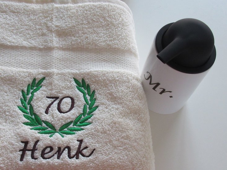 Handdoek met naam en leeftijd in lauwerkrans