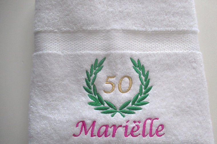 Handdoek met naam en leeftijd in lauwerkrans