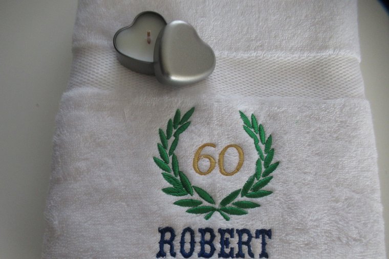 Handdoek met naam en leeftijd in lauwerkrans