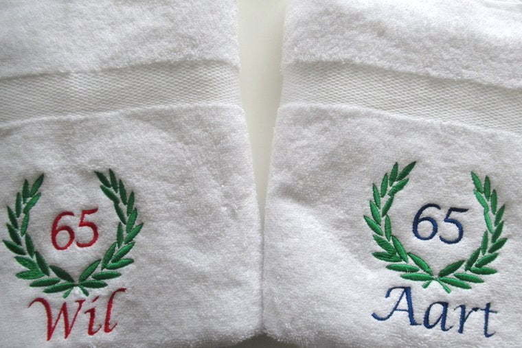 Handdoek met naam en leeftijd in lauwerkrans