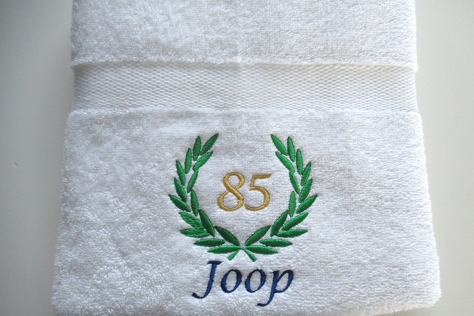 Handdoek met naam en leeftijd in lauwerkrans