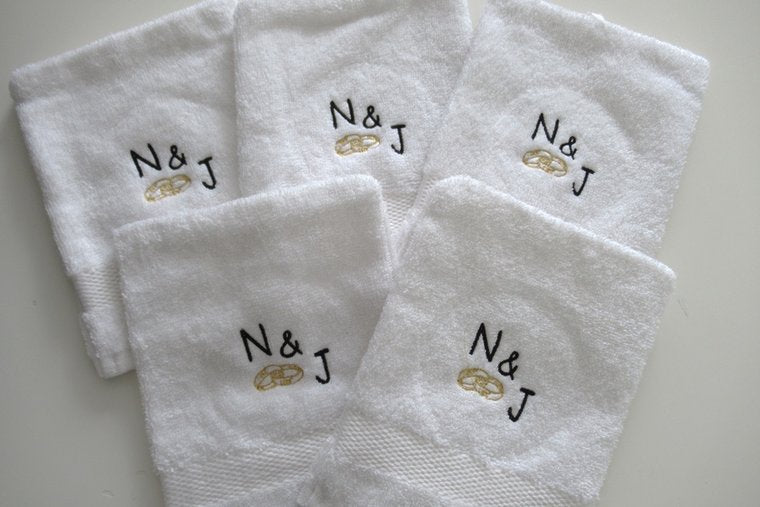 Washand met letters en trouwringen