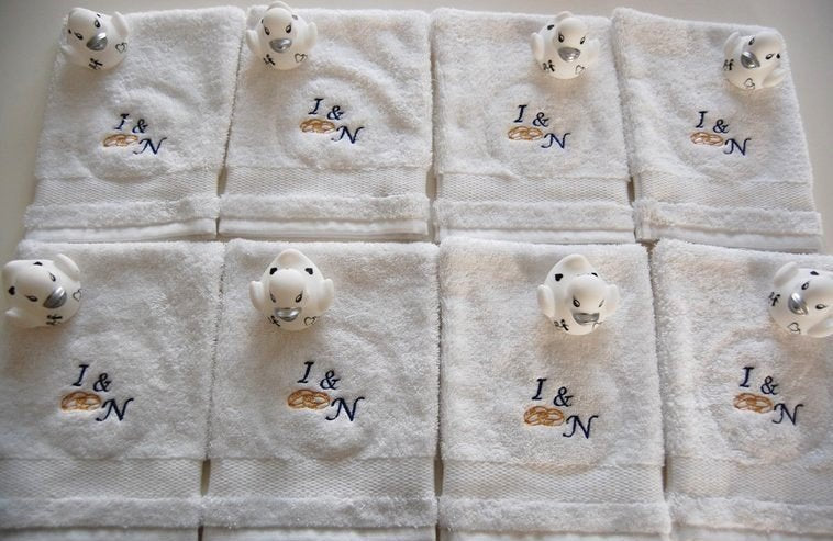 Washand met letters en trouwringen